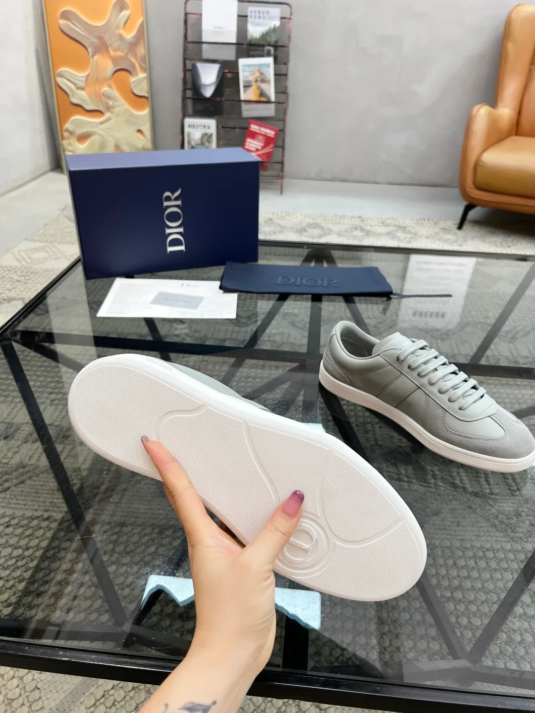 Factory price: 400💰🔍Top purchasing agent🇮🇹 Dior's super popular sneakers are available at the new counter simultaneously. The uppers are made from Italian original imported cowhide with cloth fabrics. The logo graphics are perfectly reproduced with complex craftsmanship that is necessary for fashionistas. Imported soft water-dyed cow lining and cowhide feet Sole: The original sole is specially provided by the original factory, the exclusive movable molded sole is super comfortable, the original factory follows the order, 🔍🔍high quality, you can enter and exit the counter at will, welcome to compare, the code number is 39-44 (order 38 45)